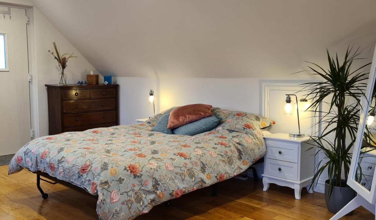 The Hideaway - Village Retreat With Woodland Views Smeeth Kültér fotó